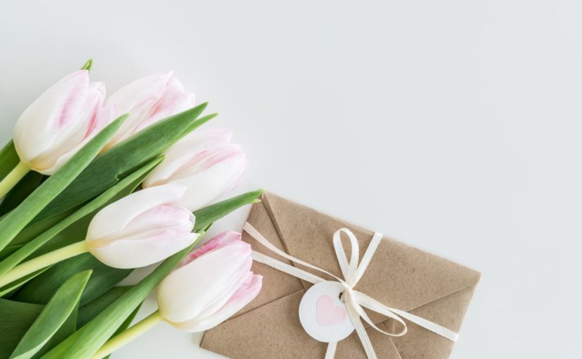 Blomster og gave til forældre
